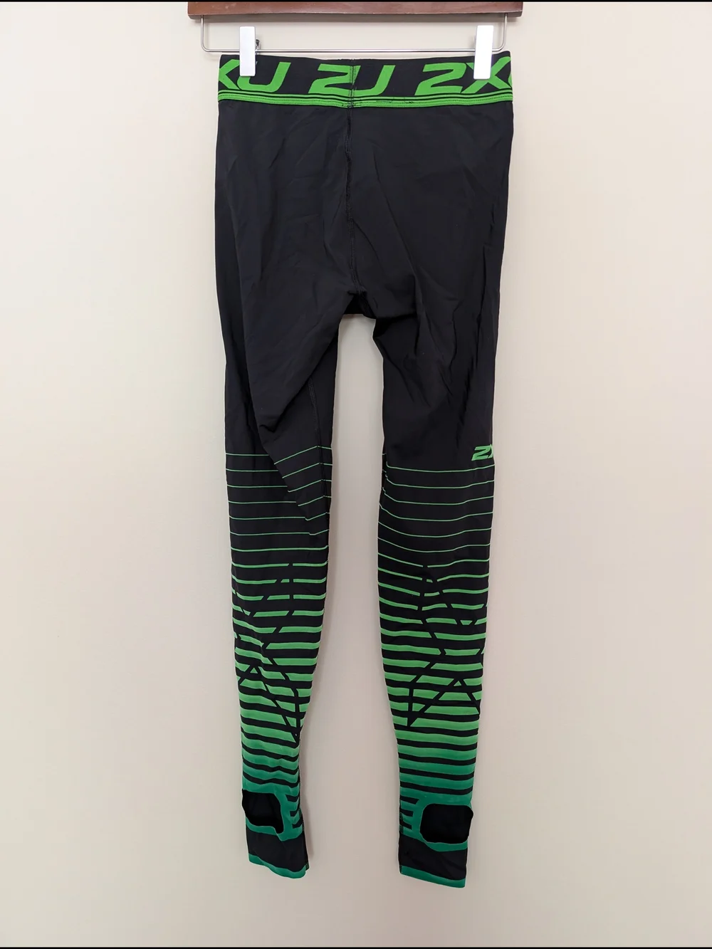 2XU Black Leggings with Green Gradient Stripe Detail - Picture 2 of 3